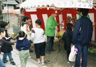 野江水神社　稲荷祭での模擬店の様子