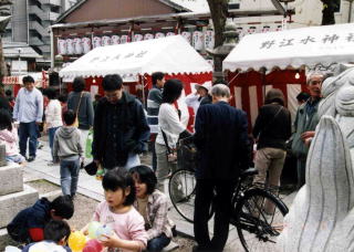 野江水神社　稲荷祭での模擬店の様子