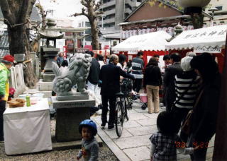 野江水神社　稲荷祭での模擬店の様子