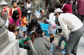 野江水神社　稲荷祭での模擬店の様子