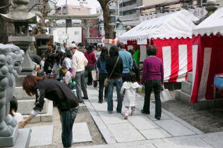 野江水神社　稲荷祭での模擬店の様子