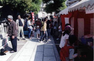 野江水神社　稲荷祭での模擬店の様子
